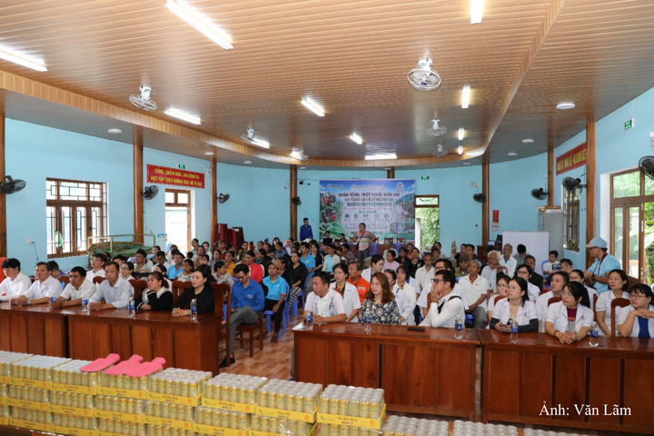 Tổ chức khám chữa bệnh, cấp thuốc miễn phí và trao quà cho hơn 200 hộ dân đồng bào Cơ Tu tại thôn Cút Chrun (xã Bến Hiên, TP. Đà Nẵng)