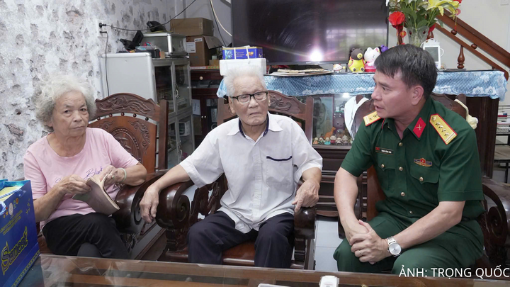 Đại tá Trịnh Công Sơn, Phó Chính ủy Bộ Chỉ huy Quân sự tỉnh Quảng Ngãi đã đến thăm và tìm hiểu thông tin trong cuốn sổ được cất giữ mấy thập niên