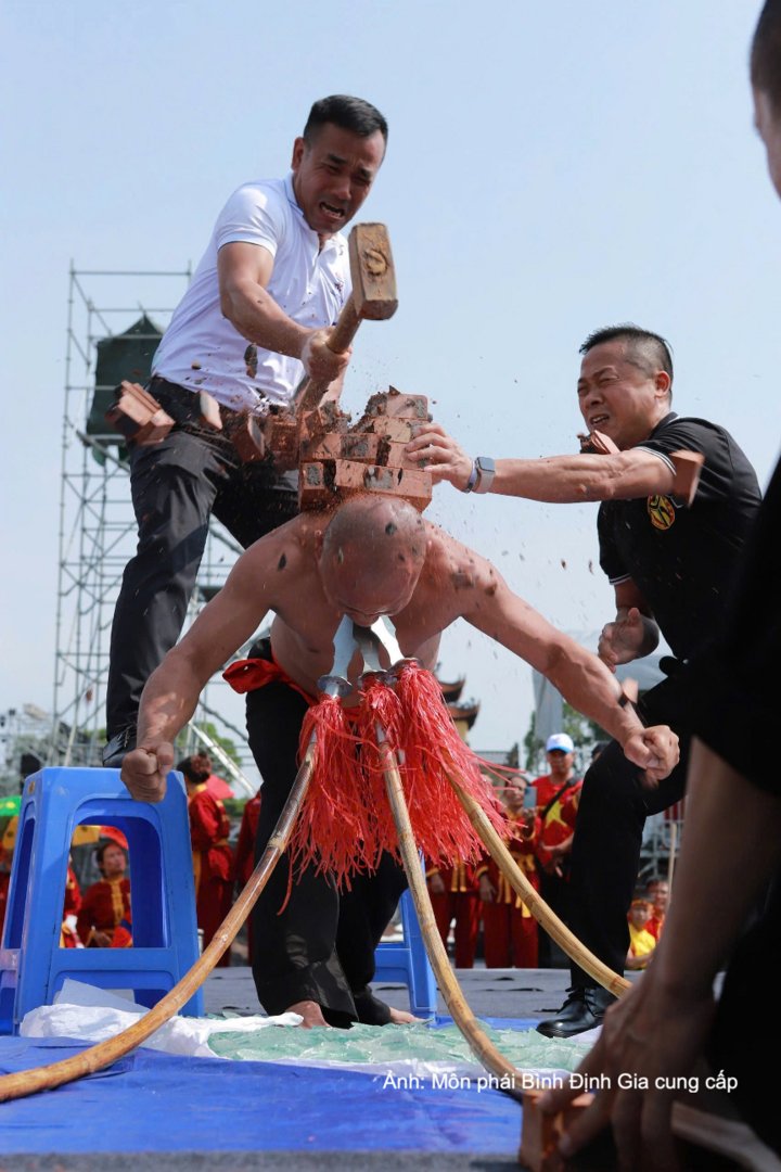 Võ sư Danh Tuấn với màn nhảy thuỷ tinh và đâm giáo yết hầu.