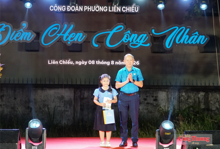 Ông Lê Văn Đại, Phó Chủ tịch Thường trực Liên đoàn Lao động Đà Nẵng trao học bổng cho con công nhân, người lao động có thành tích xuất sắc trong năm học 2025 - 2026