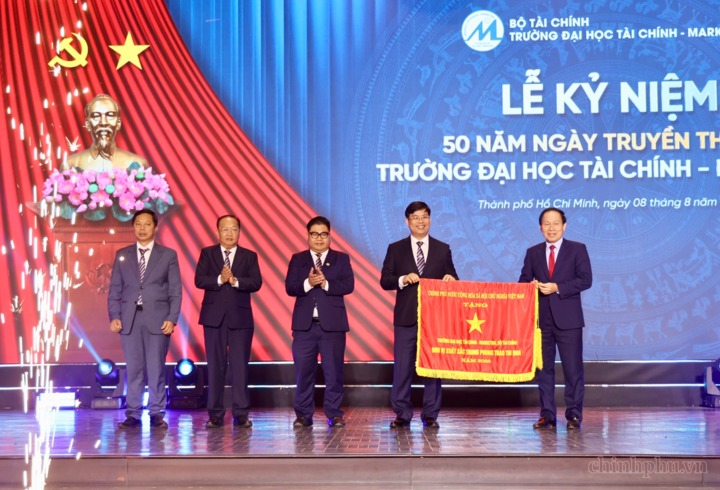 Phó Thủ tướng trao Cờ Thi đua của Chính phủ cho Trường Đại học Tài chính - Marketing - Ảnh: chinhphu.vn/Thu Sa