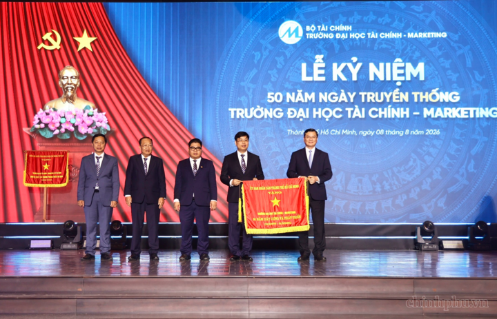 Phó Chủ tịch UBND TP. Hồ Chí Minh Nguyễn Công Vinh trao Cờ Truyền thống của UBND TP. Hồ Chí Minh cho Trường Đại học Tài chính - Marketing - Ảnh: chinhphu.vn/Thu Sa