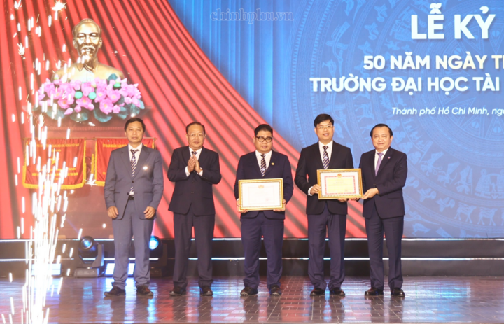 Thứ trưởng Bộ Tài chính Lê Tấn Cận trao Danh hiệu Tập thể Lao động xuất sắc cho Trường Đại học Tài chính - Marketing - Ảnh: chinhphu.vn/Thu Sa