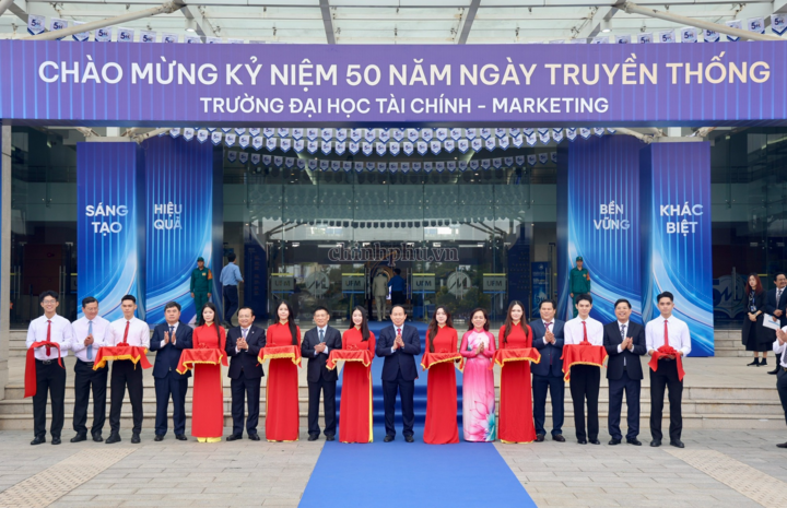 Phó Thủ tướng và các đại biểu cắt băng khai mạc Triển lãm dòng chảy tri thức - Ảnh: chinhphu.vn/Thu Sa