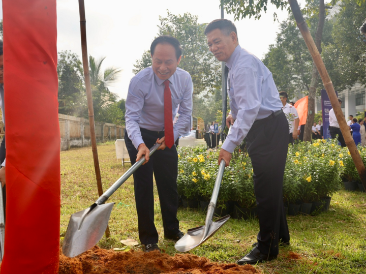 Phó Thủ tướng Chính phủ Lê Tiến Châu và nguyên Phó Thủ tướng Chính phủ Hồ Đức Phớc trồng cây lưu niệm tại Trường Đại học Tài chính - Marketing - Ảnh: chinhphu.vn/Thu Sa