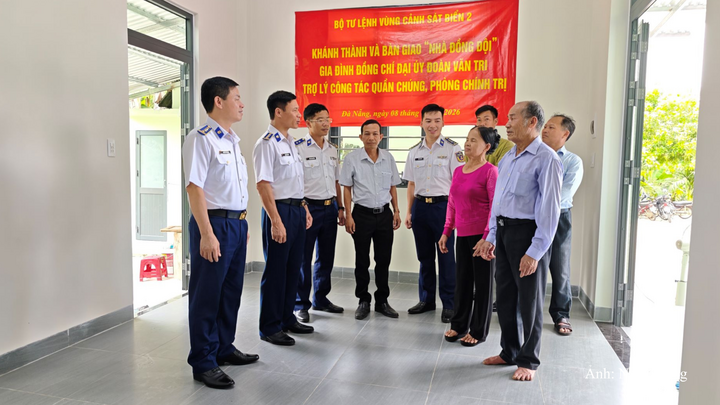 Lãnh đạo Bộ Tư lệnh Vùng Cảnh sát biển 2 và lãnh đạo địa phương tham quan căn “Nhà đồng đội” của gia đình Đại úy Đoàn Văn Tri