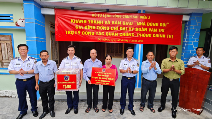 Bộ Tư lệnh Vùng Cảnh sát biển 2, lãnh đạo địa phương trao quà tặng gia đình Đại úy Đoàn Văn Tri