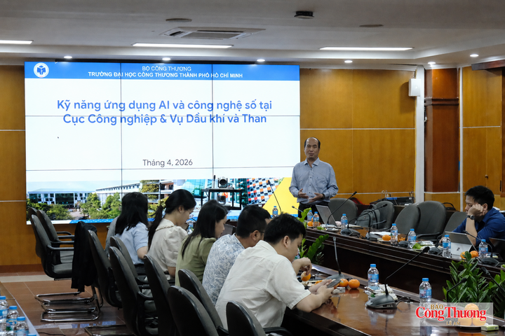 Lớp bồi dưỡng kiến thức chuyên sâu về chuyển đổi số năm 2026 dành cho cán bộ, công chức Vụ Dầu khí và Than, Cục Công nghiệp. Ảnh: Lê An