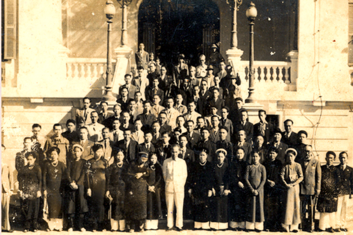 Chủ tịch Hồ Chí Minh gặp gỡ giới Công Thương Hà Nội tại Bắc Bộ phủ năm 1945. Ảnh tư liệu.
