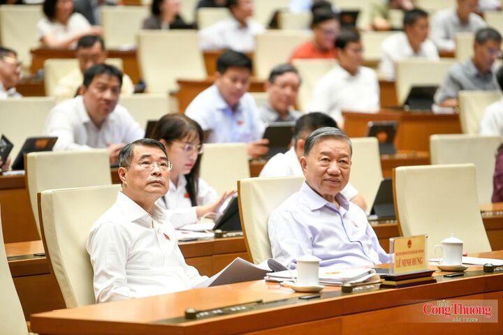 Tổng Bí thư, Chủ tịch nước Tô Lâm và Thủ tướng Chính phủ Lê Minh Hưng dự phiên thảo luận tại hội trường về Luật Dầu khí (sửa đổi).