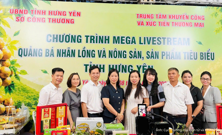 Lãnh đạo Sở Công Thương tỉnh Hưng Yên chụp ảnh lưu niệm cùng Đại diện eComDX tại gian hàng livestream quảng bá nhãn lồng