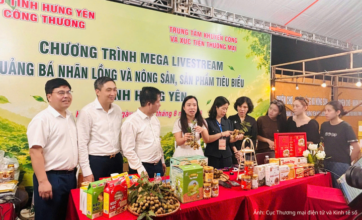 Lãnh đạo Cục Thương mại điện tử và Kinh tế số, Cục Xúc tiến thương mại (Bộ Công Thương) và Lãnh đạo Sở Công Thương tỉnh Hưng Yên cùng tham gia livestream quảng bá sản phẩm nhãn lồng và nông sản tiêu biểu tỉnh Hưng Yên trên nền tảng số