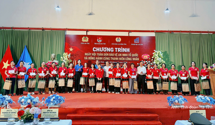 Ban tổ chức đã trao tặng 60 suất quà ý nghĩa nhằm chia sẻ khó khăn, động viên tinh thần người lao động.