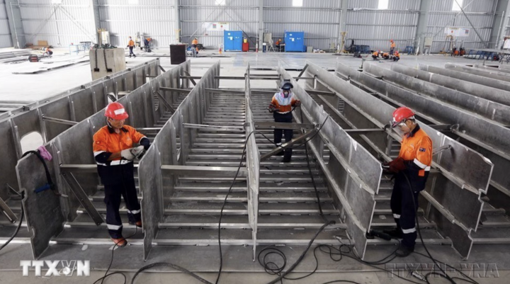 Chế tạo thiết bị đóng tàu biển tại Công ty trách nhiệm hữu hạn một thành viên Austal Việt Nam (vốn đầu tư của Australia) tại Khu công nghiệp Đông Xuyên, Thành phố Hồ Chí Minh.