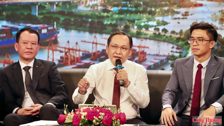 Ông Lê Công Lý - Phó Chủ tịch UBND TP. Cần Thơ (áo trắng), phát biểu tại buổi toạ đàm.