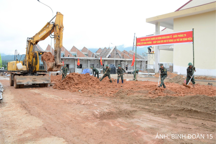 Đoàn Kinh tế - Quốc phòng 78 (Binh đoàn 15) cũng huy động lực lượng đóng góp ngày công để đẩy nhanh tiến độ thi công tại xã Mô Rai.