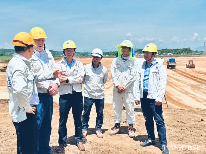 Đoàn công tác của MIGA kiểm tra thực địa khu vực triển khai Dự án NCMR NMLD Dung Quất vào tháng 6/2026. Ảnh: BSR