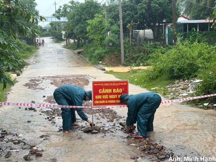 Mưa lớn gây ngập và chia cắt nhiều tuyến đường giao thông tại một số xã biên giới