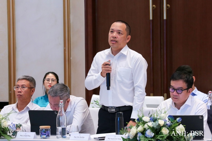 Phó Tổng Giám đốc BSR Trần Thái Bảo trình bày báo cáo về tình hình triển khai dự án NCMR NMLD Dung Quất. Ảnh: BSR