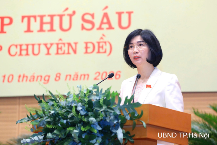 Phó Bí thư Thành ủy, Chủ tịch HĐND thành phố Hà Nội Phùng Thị Hồng Hà phát biểu khai mạc kỳ họp. Ảnh: UBND TP. Hà Nội