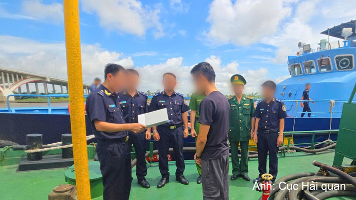 Tại thời điểm lực lượng chức năng kiểm tra, người điều khiển phương tiện và các thuyền viên của tàu HP- 3789 không xuất trình được bất kỳ hoá đơn, chứng từ chứng minh nguồn gốc của lô hàng vận chuyển trên tàu