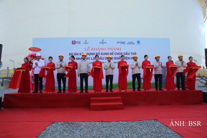 Các đại biểu thực hiện nghi thức cắt băng khánh thành. Ảnh: BSR