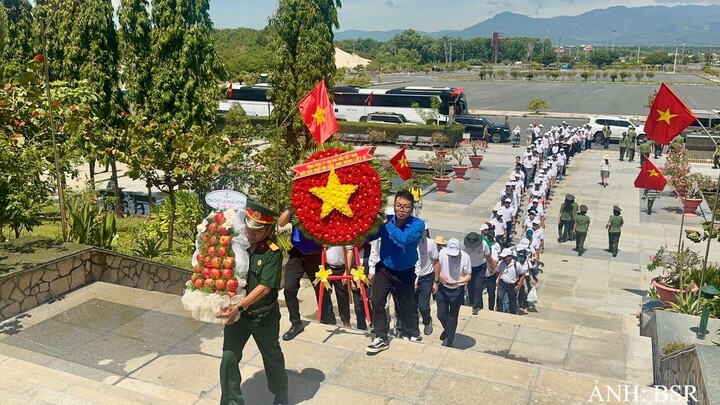 Đoàn BSR tổ chức lễ dâng hương. Ảnh: BSR