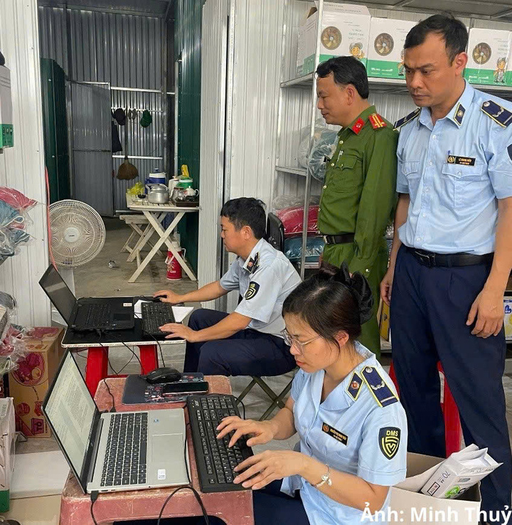 Đội số 7- Chi cục Quản lý thị trường Quảng Trị kiểm tra một cơ sở kinh doanh trên địa bàn.