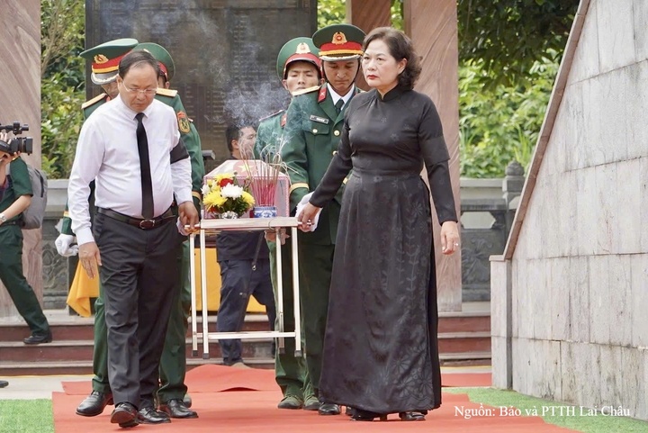 Phó Chủ tịch Quốc hội Nguyễn Thị Hồng cùng Bí thư Tỉnh ủy Lai Châu Lê Minh Ngân và các đại biểu thực hiện nghi lễ trang nghiêm an táng hài cốt liệt sĩ.