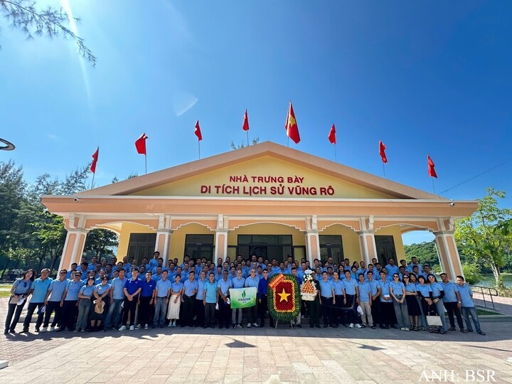CBCNV BSR tham quan tại Nhà trưng bày Di tích lịch sử Vũng Rô. Ảnh: BSR