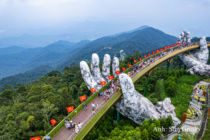 Cầu Vàng - công trình đưa Sun World Ba Na Hills nói riêng và Đà Nẵng nói chung trở thành điểm đến nổi tiếng toàn cầu.