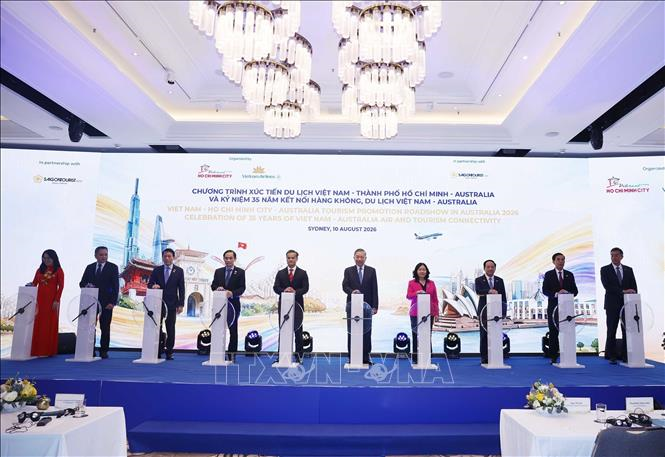 Tổng Bí thư, Chủ tịch nước Tô Lâm và các đại biểu thực hiện nghi thức kỷ niệm 35 năm kết nối hàng không, du lịch Việt Nam - Australia. Ảnh: Thống Nhất/TTXVN