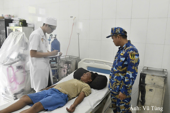 Bác sĩ thăm khám ban đầu cho ngư dân.
