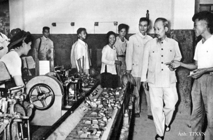 Bác Hồ thăm Nhà máy diêm Thống Nhất những năm đầu khôi phục kinh tế (1956).