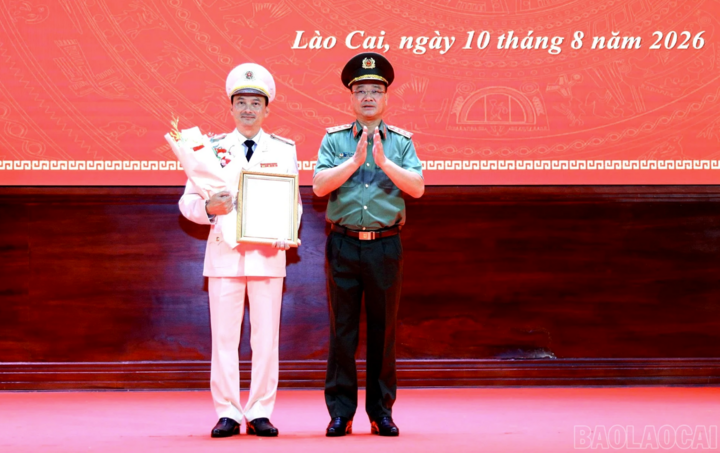 Đại tá Trịnh Khắc Cường - Phó Cục trưởng Cục An ninh chính trị nội bộ, Bộ Công an nhận quyết định điều động, bổ nhiệm giữ chức Giám đốc Công an tỉnh Lào Cai. Ảnh: Báo Lào Cai