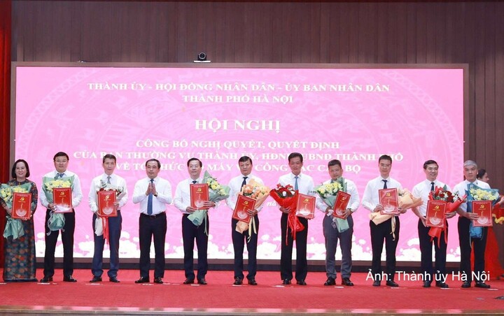 Bí thư Thành ủy Hà Nội Trần Đức Thắng trao quyết định về công tác cán bộ.