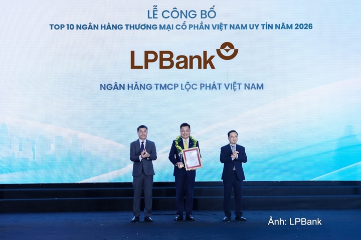 Ông Bùi Thái Hà, Phó Chủ tịch HĐQT LPBank nhận cúp và chứng nhận Top 10 Ngân hàng Thương mại cổ phần Việt Nam uy tín năm 2026 từ Ban Tổ chức.