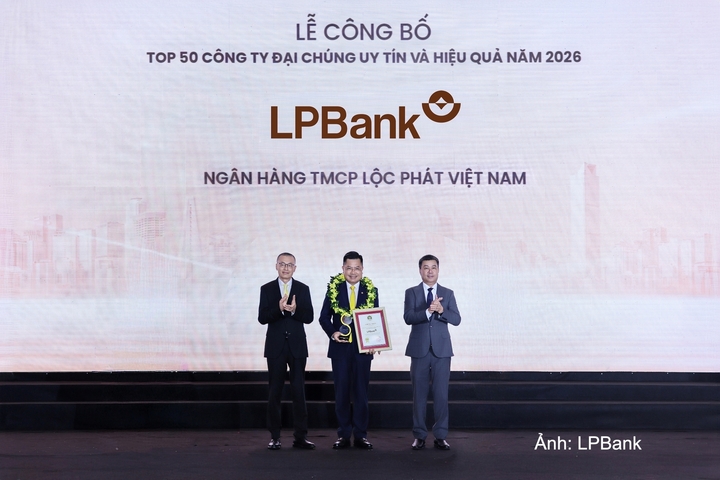 Ông Bùi Thái Hà nhận cúp và chứng nhận Top 50 Công ty Đại chúng uy tín và hiệu quả năm 2026 từ Ban Tổ chức.