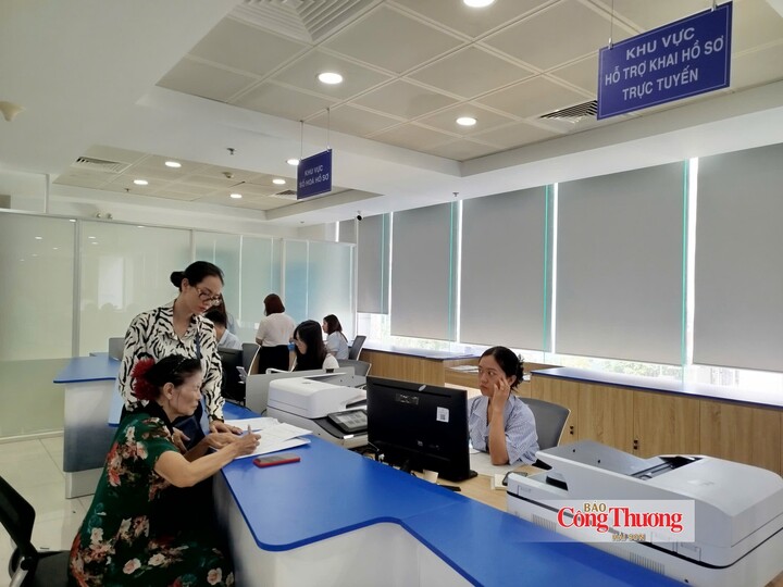 Người dân được hỗ trợ khai hồ sơ trực tuyến tại Chi nhánh số 1 Trung tâm Phục vụ hành chính công Hà Nội (phường Tây Hồ, TP. Hà Nội).