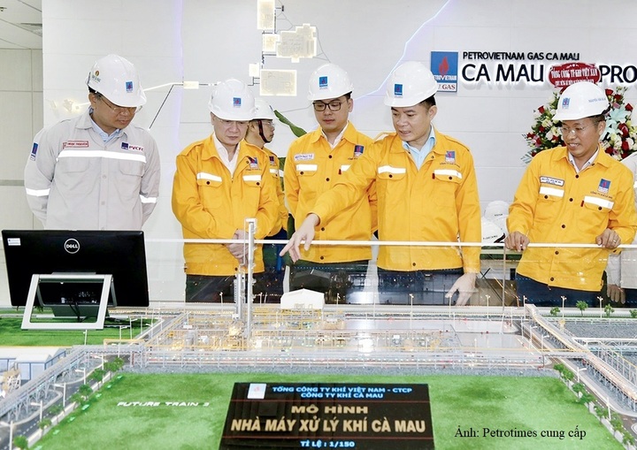 Chủ tịch HĐTV Petrovietnam Lê Ngọc Sơn thăm và làm việc tại Cụm Công nghiệp Khí - Điện - Đạm Cà Mau - Ảnh: Petrotimes cung cấp