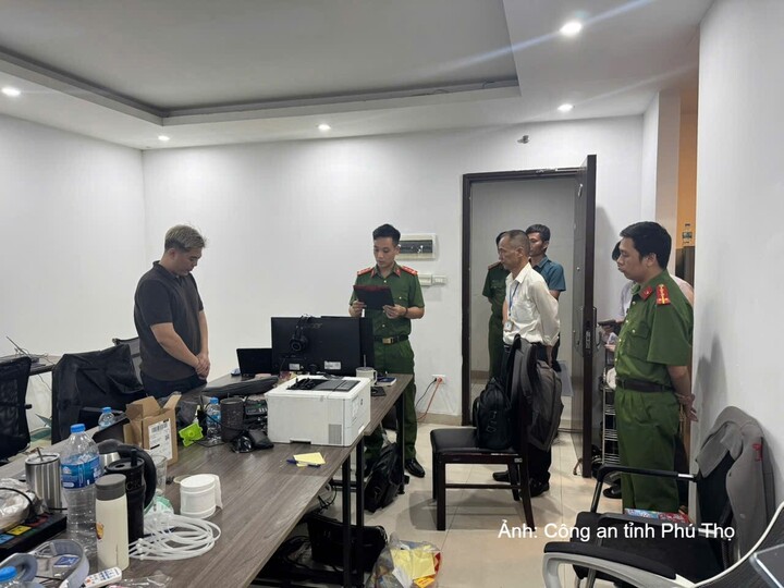 Cơ quan Cảnh sát điều tra Công an tỉnh Phú Thọ khám xét khẩn cấp nơi làm việc của các đối tượng.