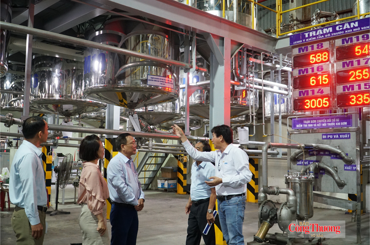 Với sự trợ lực từ chương trình khuyến công, công ty sản xuất keo dán vải nhám Bá Lộc mạnh dạn đầu tư cho sản xuất sạch hơn và mang lại những kết quả cải thiện sản xuất rõ rệt