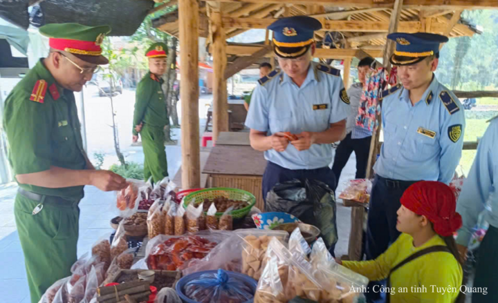 Lực lượng chức năng phối hợp kiểm tra hoạt động buôn bán dược liệu tại một điểm du lịch tại tỉnh Tuyên Quang, tháng 4/2026.