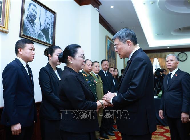 Thủ tướng Lê Minh Hưng chia sẻ với cán bộ Đại sứ quán và nhân dân Lào. Ảnh: Dương Giang – TTXVN