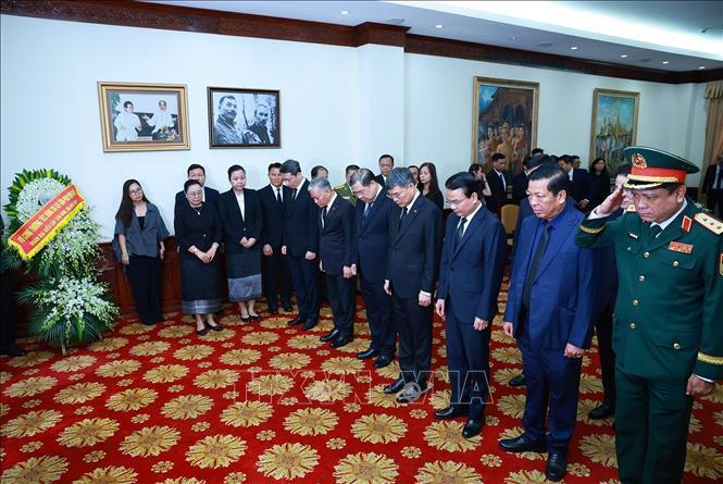Thủ tướng Lê Minh Hưng viếng cố Chủ tịch Quốc hội Lào Xaysomphone Phomvihane. Ảnh: Dương Giang – TTXVN