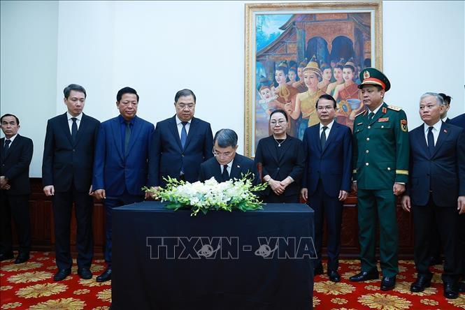 Thủ tướng Lê Minh Hưng ghi sổ tang, viếng Chủ tịch Quốc hội Lào Xaysomphone Phomvihane. Ảnh: Dương Giang – TTXVN