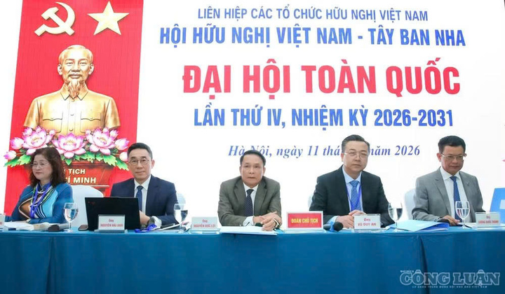 Đoàn Chủ tịch Đại hội.