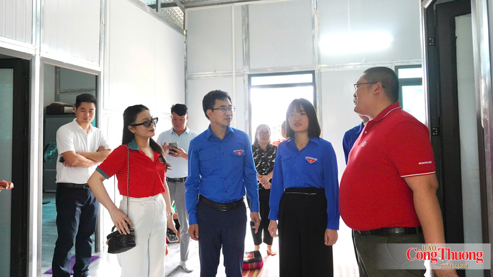 Đồng chí Bùi Hoàng Tùng, Bí thư Đoàn Thanh niên Chính phủ cùng đại diện nhà tài trợ ân cần thăm hỏi, động viên các hộ gia đình nỗ lực vượt qua khó khăn, sớm ổn định cuộc sống.