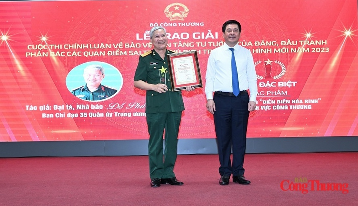 Tác giả Đỗ Phú Thọ nhận giải Đặc biệt tại Cuộc thi chính luận Bảo vệ nền tảng tư tưởng của Đảng trong ngành Công Thương năm 2023. Ảnh: Du Ca