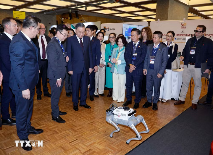 Tổng Bí thư, Chủ tịch nước Tô Lâm tham quan khu vực triển lãm, trưng bày thành tựu hợp tác khoa học công nghệ, đổi mới sáng tạo, đầu tư và giáo dục giữa Việt Nam-Australia. (Ảnh: Thống Nhất/TTXVN)